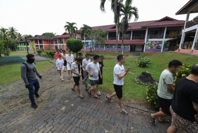 Seramai 164 warga asing dan tempatan dipercayai terlibat dalam sindiket penipuan dalam talian ditahan imigresen di tiga pusat peranginan berasingan di Langkawi pada Khamis. - Foto Bernama