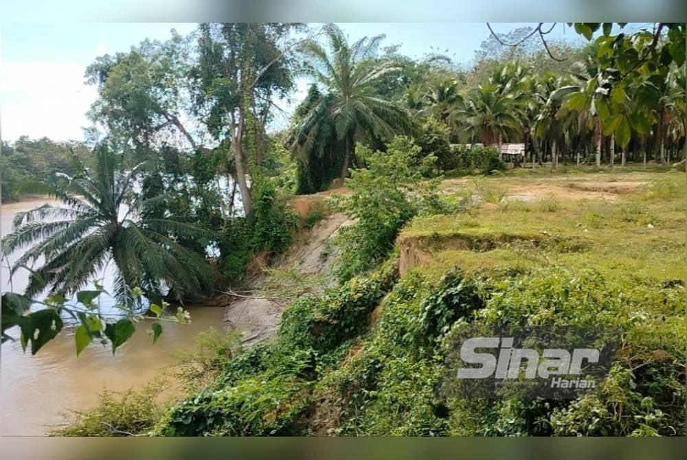 Penduduk mendakwa berlaku hakisan tebing sehingga menjejaskan tanah milik orang kampung.