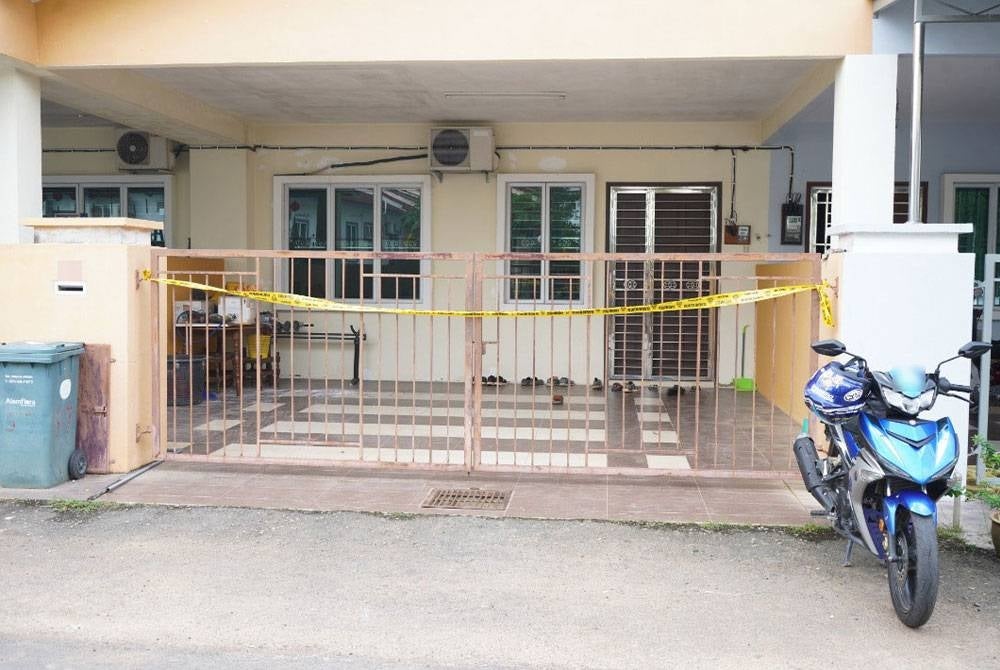 Rumah yang dimasuki tiga lelaki bertopeng sebelum mangsa ditetak dan kenderaannya dilarikan pada Rabu.