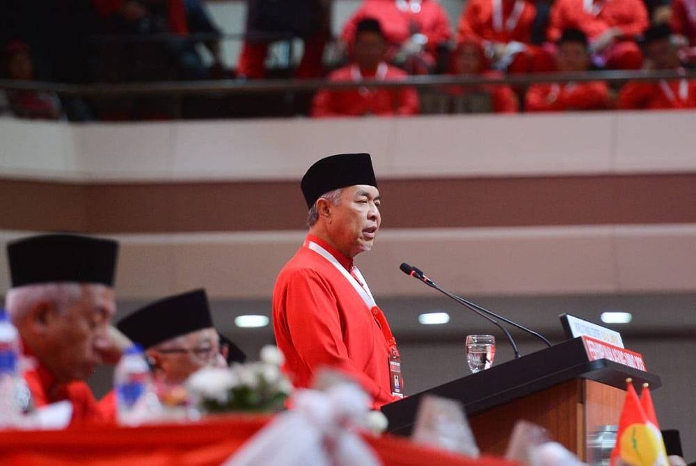 Ahmad Zahid ketika menyampaikan ucapan dasar Presiden pada Perhimpunan Agung UMNO 2022 di Pusat Dagangan Dunia Kuala Lumpur di sini, pada Jumaat. - FOTO SINAR HARIAN/ROSLI TALIB