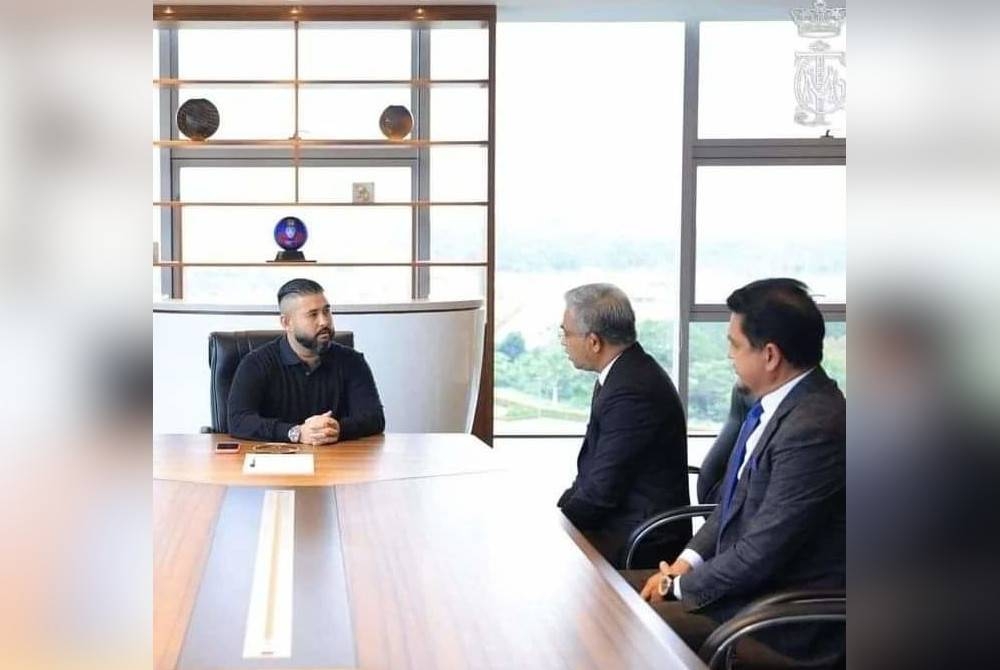 Dari kanan, Khamal Idris dan Mohd Daud menghadap Tunku Ismail ketika melawat fasiliti JDT pada Khamis.