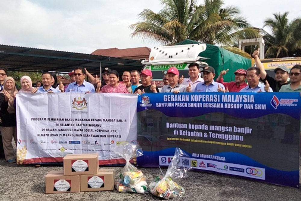 Kakitangan Kuskop dan SKM bergambar bersama Saraswathy sebelum berlepas ke rumah mangsa banjir sempena Program Bantuan Pasca Banjir Bersama Kuskop dan SKM.