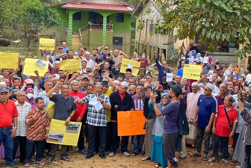 Seramai lebih 500 penduduk yang terjejas banjir hadir berkumpul beramai-ramai bermula jam 9 hingga 11 pagi bagi menyuarakan perasaan kecewa mereka terhadap projek PLSB Sungai Golok di Kampung Tersang, Rantau Panjang pada Jumaat.