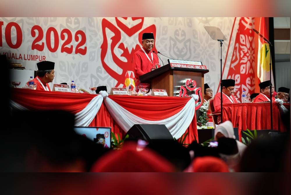 Presiden UMNO, Datuk Seri Dr Ahmad Zahid Hamidi ketika menyampaikan ucapan dasar pada Perhimpunan Agung UMNO 2022 di Pusat Dagangan Dunia Kuala Lumpur, pada Jumaat. - Foto Bernama