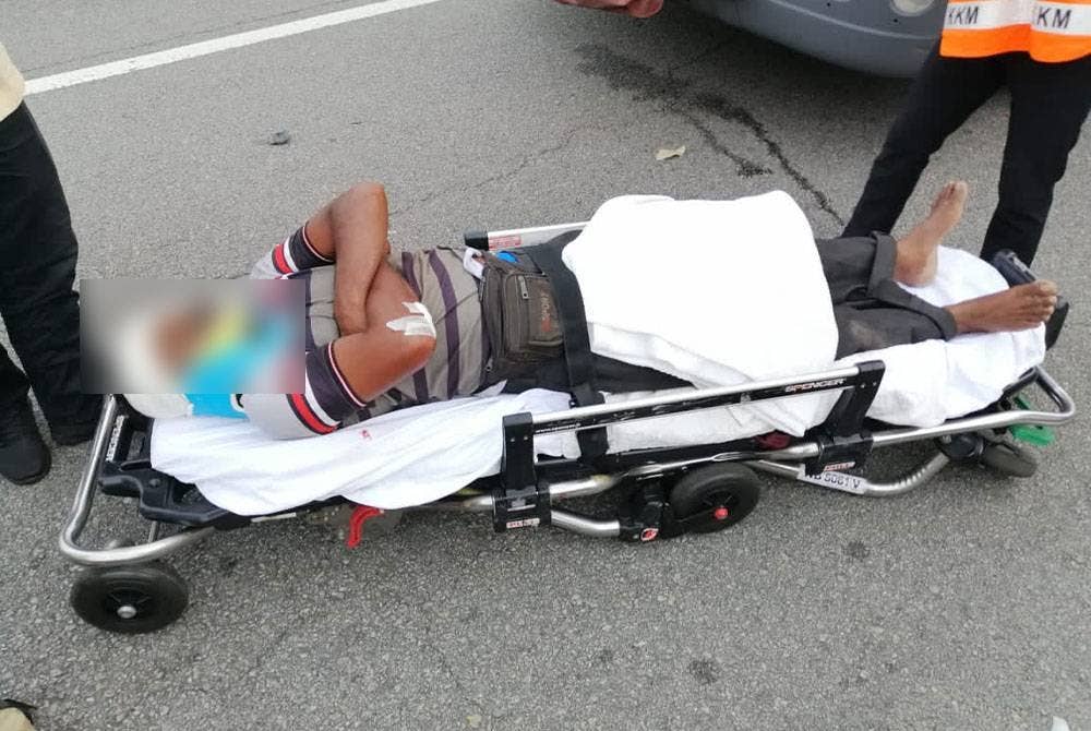 Salah seorang mangsa yang parah dibawa ke hospital untuk menerima rawatan.- Foto JBPM Selangor