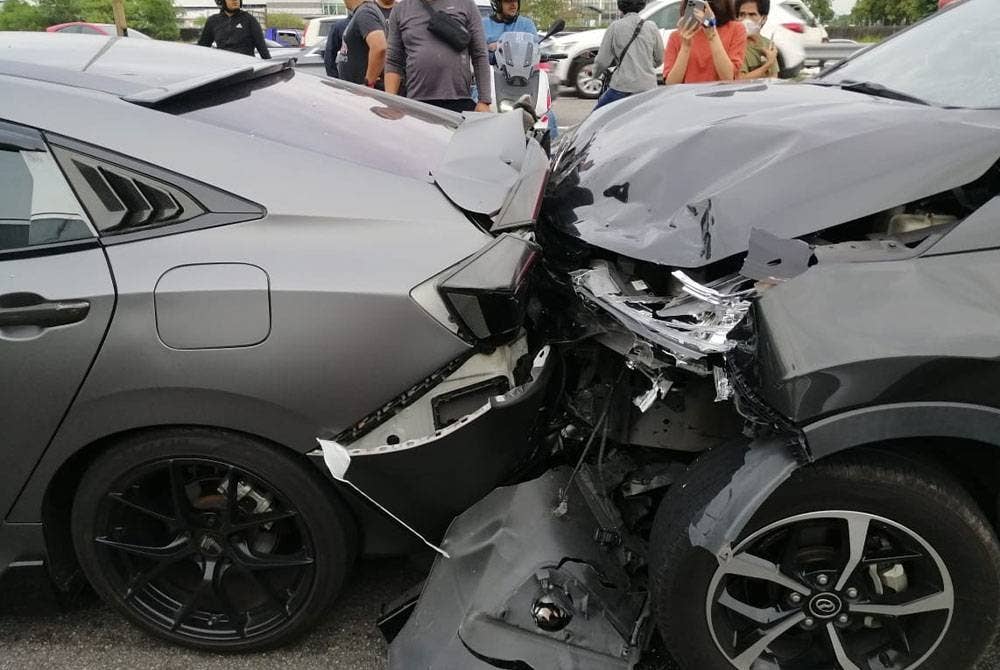 Kemalangan melibatkan enam buah kenderaan. - Foto JBPM Selangor