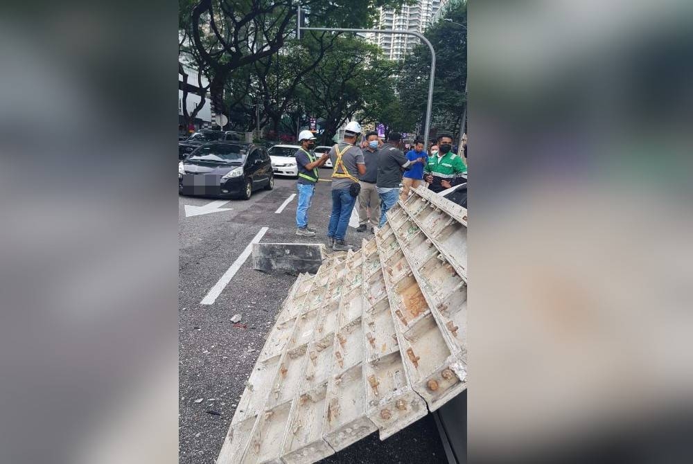 Kelihatan beberapa individu dipercayai pekerja tapak pembinaan berkenaan.