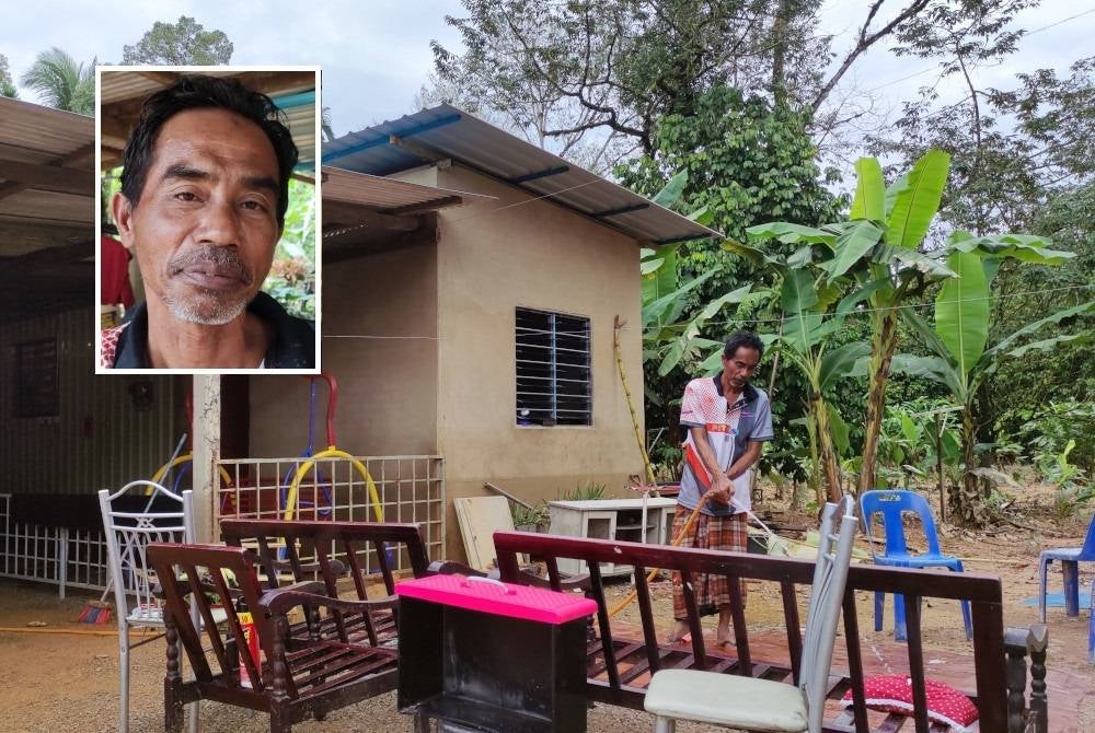 Mohamad Sahari membersihkan perabot rumahnya yang dipenuhi kesan lumpur akibat banjir pada Khamis. Gambar kecil: Mohamad Sahari