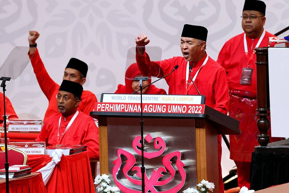 Zambry (duduk, kiri) pada Perhimpunan Agung UMNO 2022 di Pusat Dagangan Dunia (WTC) Kuala Lumpur, pada Jumaat. - Foto Bernama
