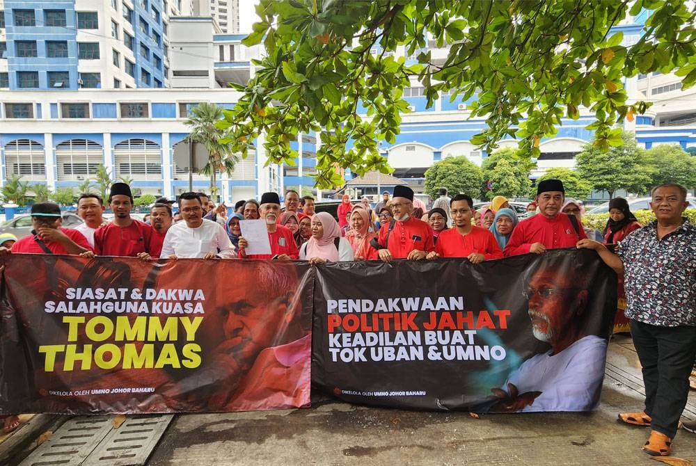 Shahrir hadir ke IPD Dang Wangi bersama beberapa penyokong UMNO bagi membuat laporan polis di sini pada Jumaat.
