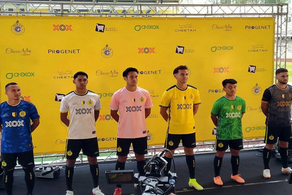 Muhammad Hadi Fayyadh (tiga dari kanan) diperkenalkan sebagai pemain Perak FC ketika Majlis Pelancaran Jersi Baharu Perak FC 2023 di Stadium Perak, di sini pada Jumaat.