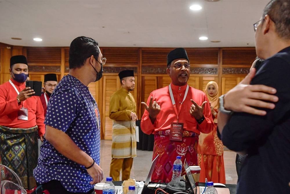 Datuk Seri Dr Zambry Abdul Kadir (tengah) beramah mesra bersama para pengamal media yang membuat liputan sempena Perhimpunan Agung UMNO 2022 di WTC Kuala Lumpur pada Jumaat. - Foto: Bernama