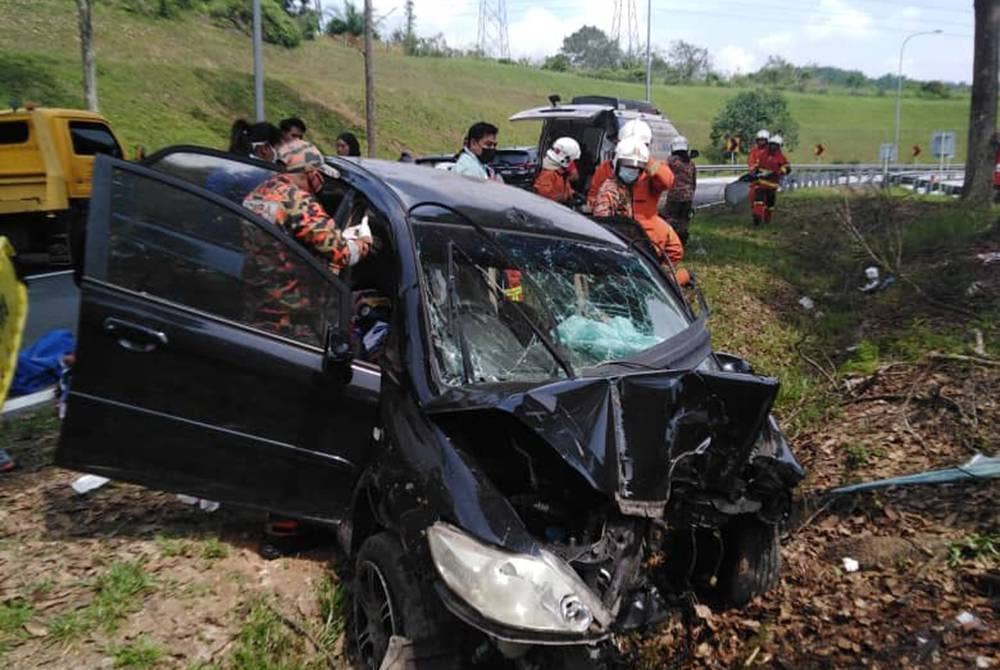 Kereta dibaiki lima sekawan rosak di bahagian depan selepas melanggar pokok di susur keluar Plaza Tol Behrang di Tanjung Malim pada Jumaat. Foto: ihsan JBPM Perak
