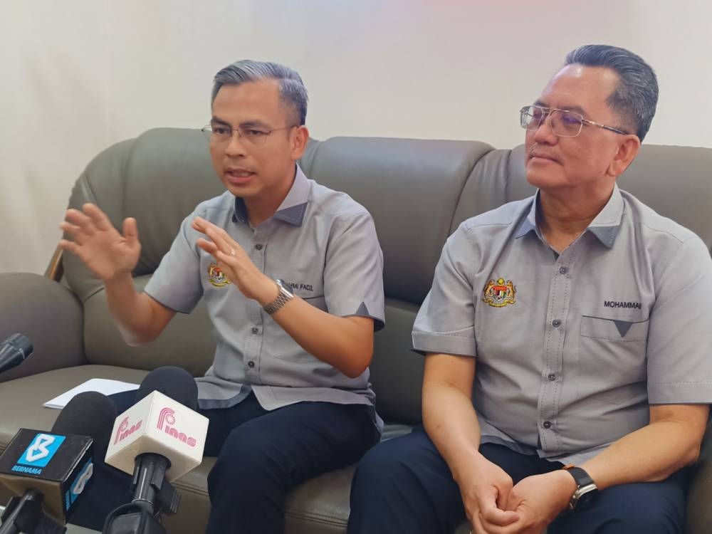 Ahmad Fahmi (kiri) semasa sidang akhbar pada sesi perjumpaan bersama warga KKD Kelantan di Pejabat Jabatan Penyiaran Kelantan di Kota Bharu pada Jumaat.