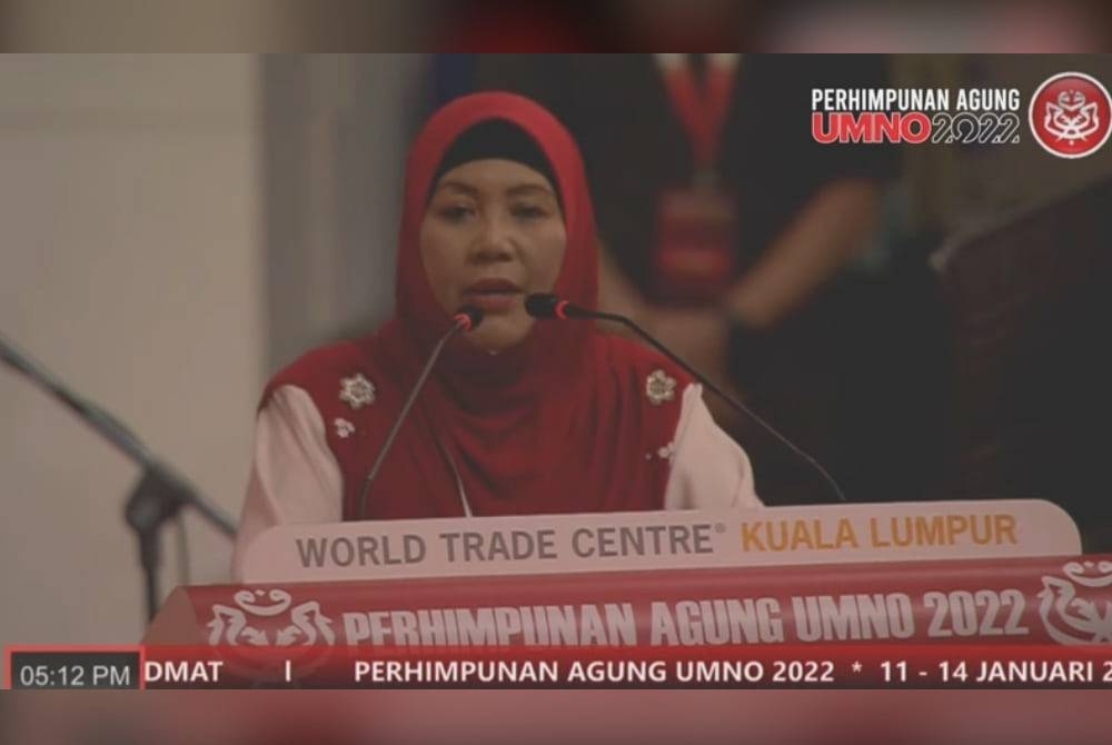 Suziyana semasa mengambil bahagian dalam sesi perbahasan ucapan dasar Presiden sempena Perhimpunan Agung UMNO 2022 di Pusat Dagangan Dunia Kuala Lumpur, pada Jumaat.