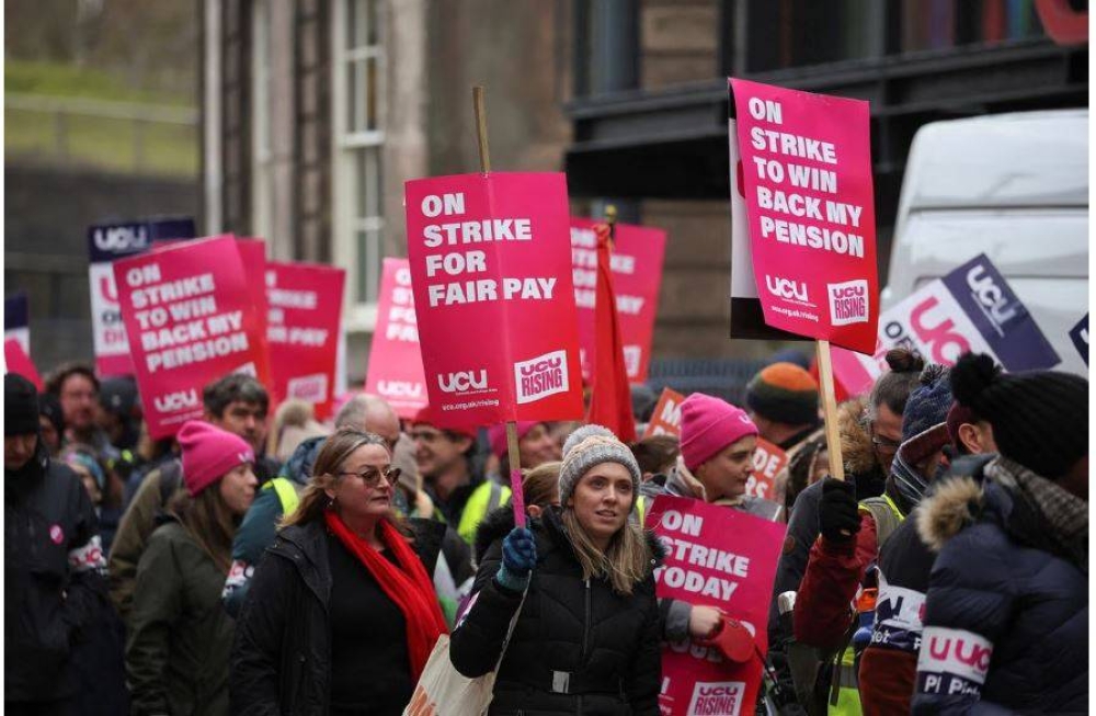 Lebih 70,000 kakitangan di 150 universiti di seluruh Britain melancarkan mogok pertikaian membabitkan gaji, syarat dan pencen. Foto Reuters.
