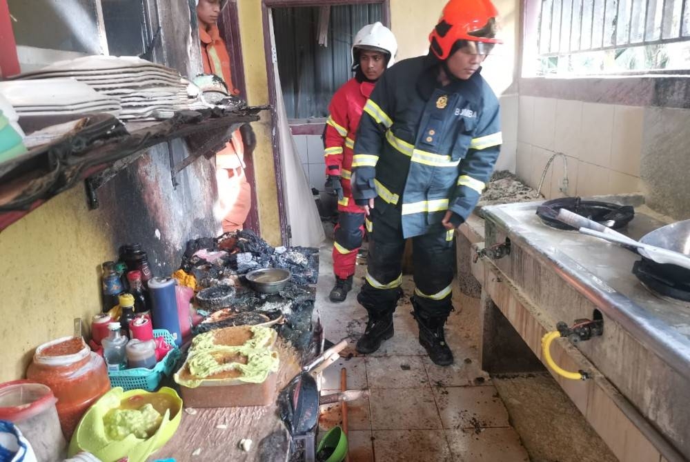 Keadaan dapur restoran terbakar dalam kejadian di Kampung Gumantong Jaya, Kinabatangan pada Jumaat.