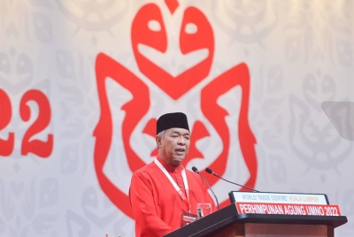 Ahmad Zahid ketika menyampaikan ucapan dasar Presiden pada Perhimpunan Agung UMNO 2022 di Pusat Dagangan Dunia Kuala Lumpur di sini, pada Jumaat.