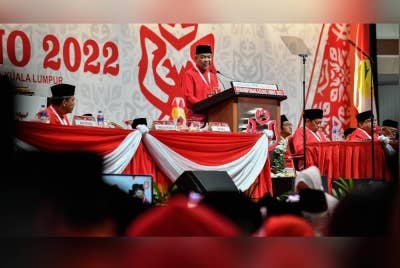 Presiden UMNO, Datuk Seri Dr Ahmad Zahid Hamidi ketika menyampaikan ucapan dasar pada Perhimpunan Agung UMNO 2022 di Pusat Dagangan Dunia Kuala Lumpur, pada Jumaat. - Foto Bernama