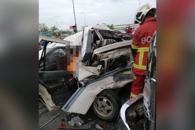 Seorang lelaki berusia 57 tahun disahkan mati di lokasi kejadian. Foto JBPM Selangor