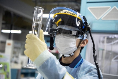 Seorang pekerja sedang menjalankan ujian sampel air tercemar di loji nuklear Fukushimna, Okuma. - Foto AFP