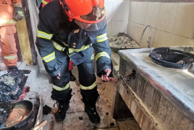 Pasukan bomba membuat pemeriksaan di dapur restoran yang terbakar di Kampung Gumantong Jaya, Kinabatangan pada Jumaat.