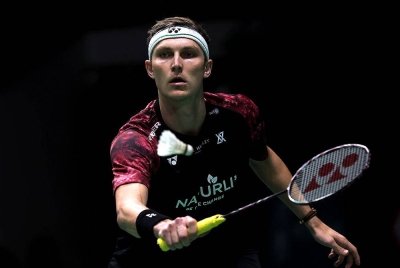 Viktor Axelsen ketika beraksi menentang pemain Jepun Kenta Nishimoto pada suku akhir Kejohanan Badminton Petronas Terbuka Malaysia 2023 pada Jumaat. - Foto Bernama