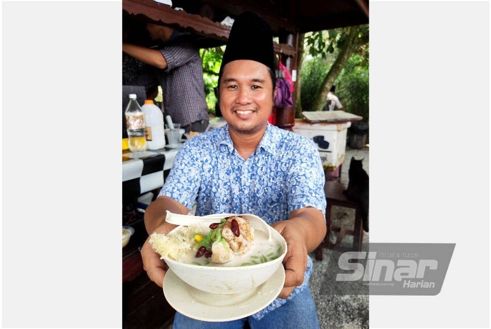 Ahmad Dani menunjukkan cendol pulut di kedainya.
