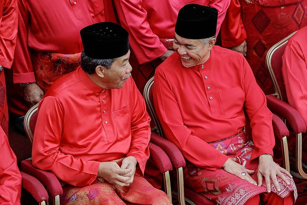 Ahmad Zahid (dua dari kanan) bersama Mohamad Hasan pada Perhimpunan Agung UMNO 2022 di WTCKL.