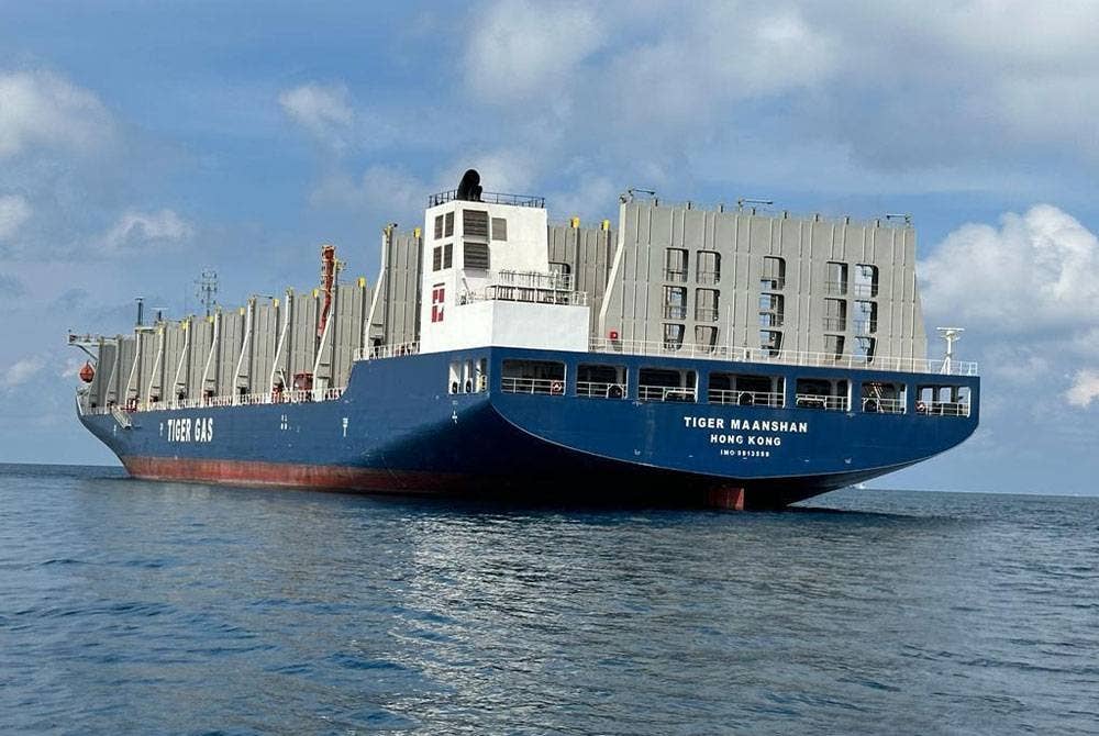 Maritim Malaysia menahan sebuah kapal pengangkut dari Hong Kong pada kedudukan 23.9 batu nautika timur laut Tanjung Siang, Kota Tinggi pada Jumaat.