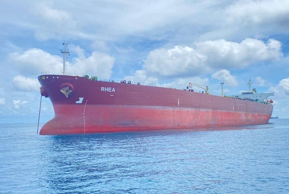 Maritim Malaysia menahan sebuah kapal tangki dari Panama kerana bersauh tanpa kebenaran pada kedudukan 31 batu nautika timur laut Tanjung Gemoh, Kota Tinggi pada Jumaat