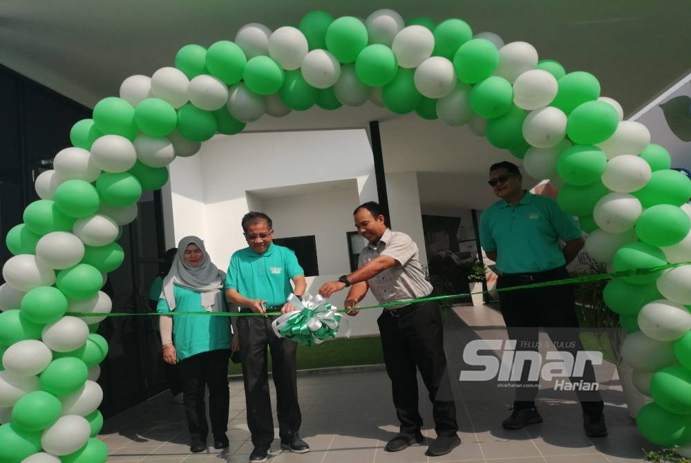 Md Kamarzan (dua dari kiri) memotong reben sempena pelancaran Intana Ria 3 di Bandar Baru Bangi pada Sabtu.