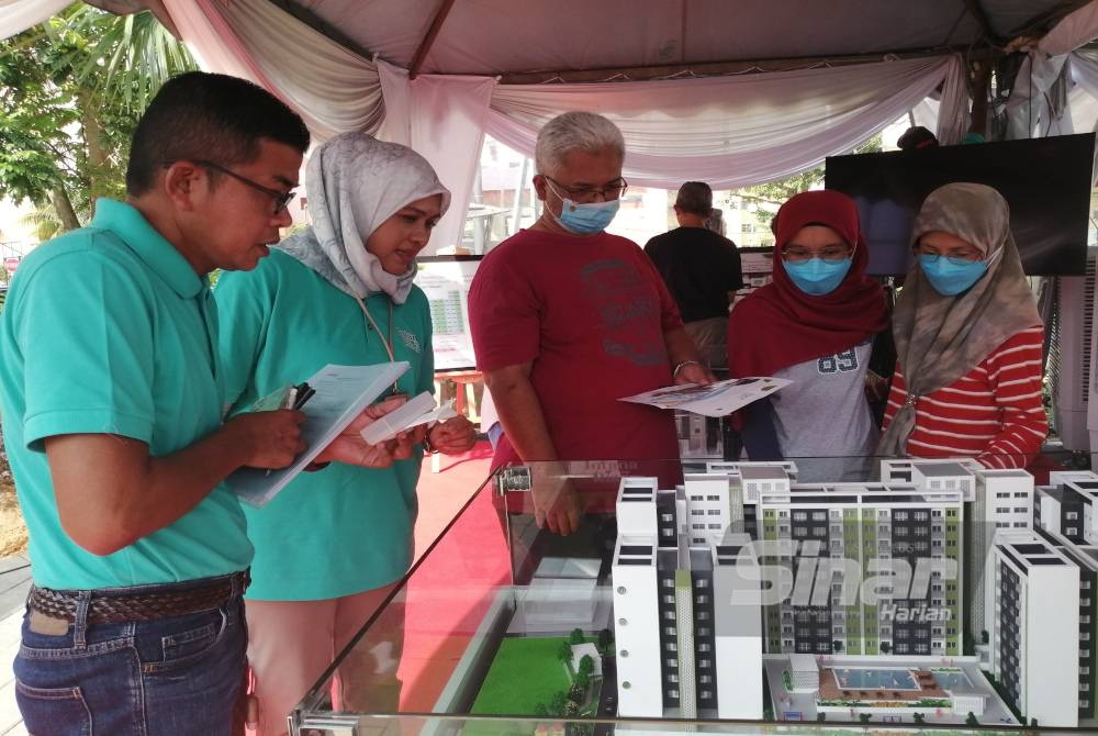 Orang awam melihat pameran rumah sempena pelancaran Intana Ria 3 di Bandar Baru Bangi pada Sabtu.