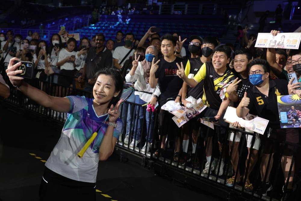 Liu Ying berswafoto bersama sebahagian peminat badminton Malaysia ketika majlis perpisahannya di Axiata Arena, Bukit Jalil pagi tadi. - Foto Bernama