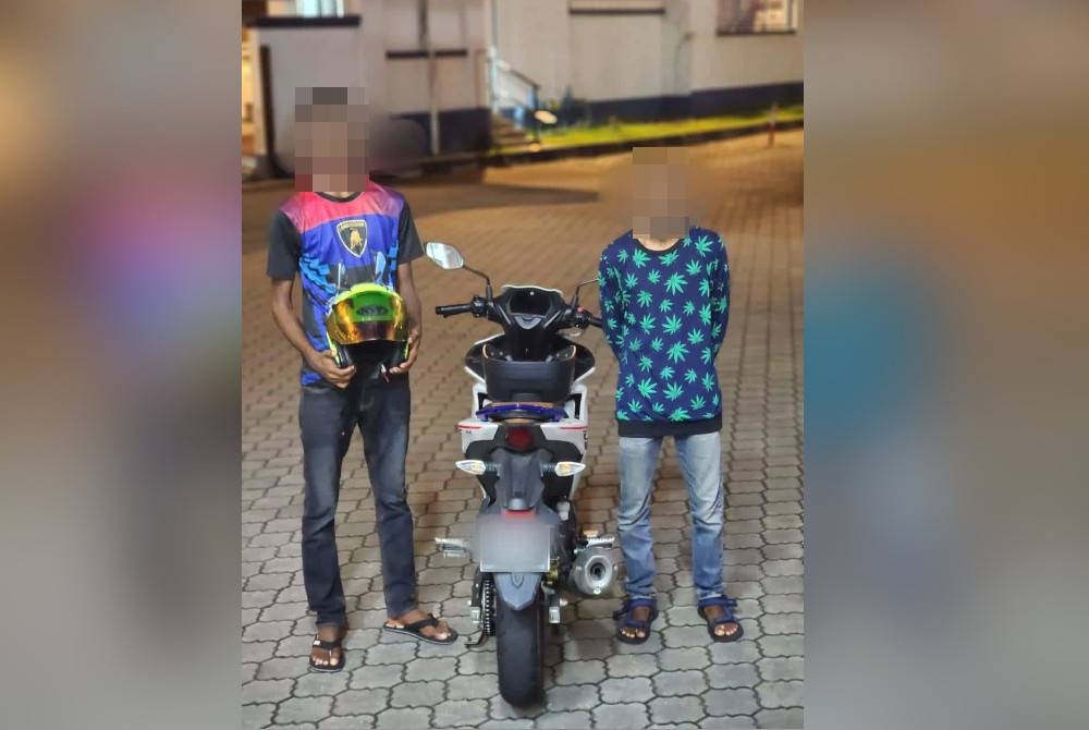 Dua lelaki yang ditahan polis kerana mengganggu dua wanita di Jalan Skudai-Pantai Lido, Johor Bahru.