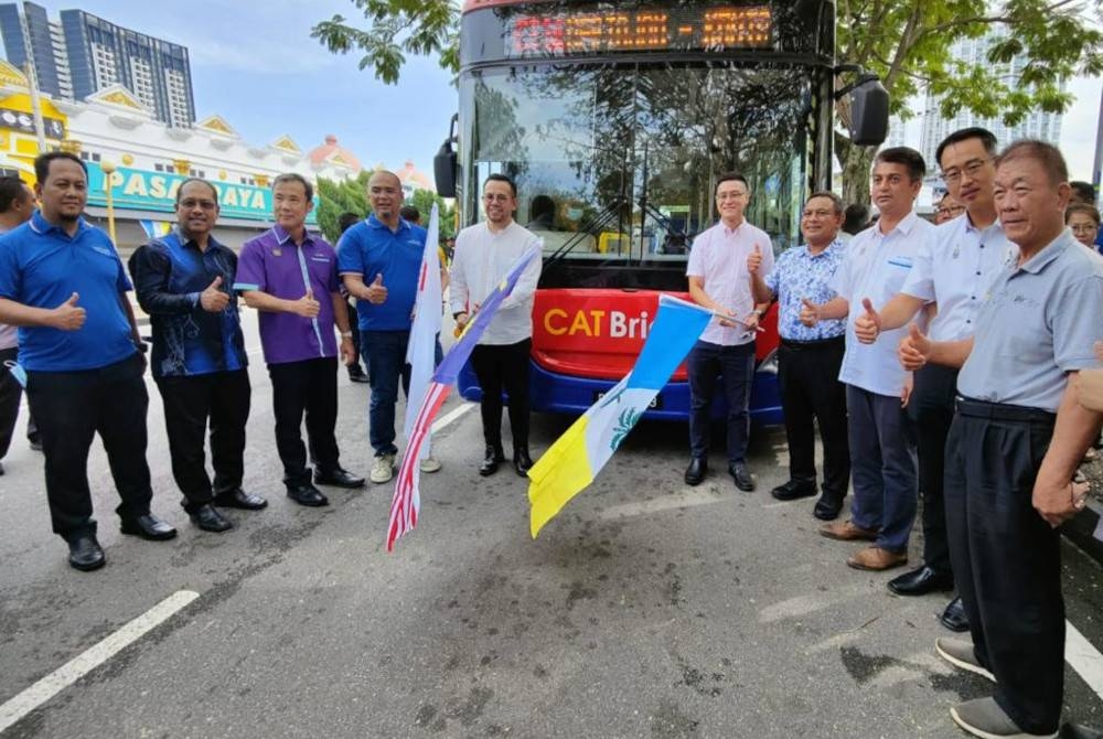 Zairil (lima dari kanan) dan Steven Sim (lima dari kiri) ketika melancarkan perkhidmatan CAT Bridge Bukit Mertajam (CT14) percuma yang menghubungkan kawasan Bukit Mertajam dan Komtar.