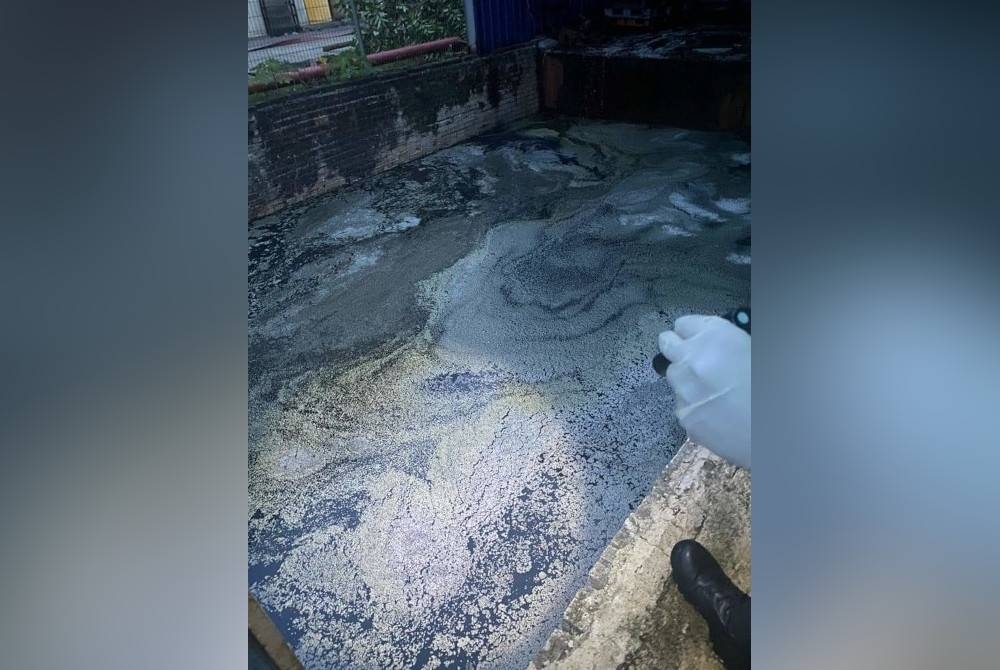 Keadaan sistem perparitan terdapat cecair hitam dan berminyak berhampiran lokasi kebakaran kilang di Semenyih.