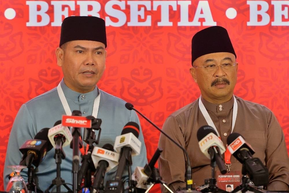 Jamal (kiri) mengadakan sidang akhbar pada Perhimpunan Agung UMNO 2022 di Laman Media PAU 2022 pada Sabtu