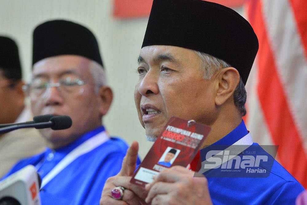 Ahmad Zahid menunjukkan kad identiti untuk masuk ke Dewan Merdeka. - FOTO ROSLI TALIB
