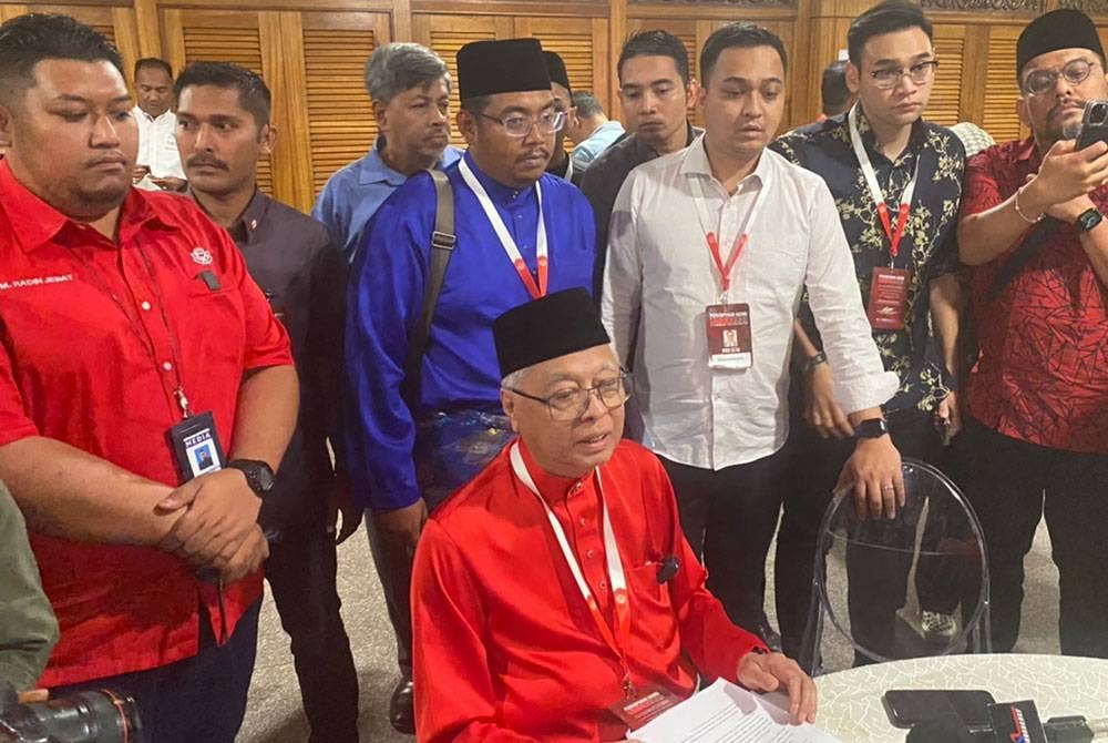 Ismail Sabri (duduk) ketika bercakap pada sidang media di Laman Media PAU 2022 di Pusat Dagangan Dunia Kuala Lumpur pada Sabtu.