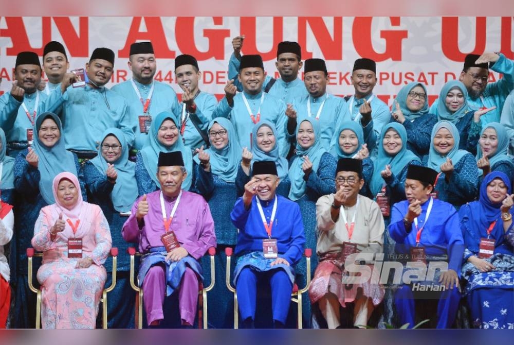 Ahmad Zahid (empat dari kanan) pada sidang media selepas selesai ucapan penggulungan pada Perhimpunan Agung UMNO 2022 pada Sabtu. - Foto Sinar Harian ROSLI TALIB