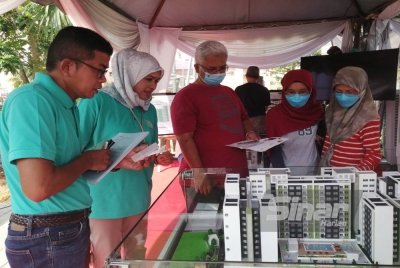 Orang awam melihat pameran rumah sempena pelancaran Intana Ria 3 di Bandar Baru Bangi pada Sabtu.