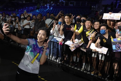 Liu Ying berswafoto bersama sebahagian peminat badminton Malaysia ketika majlis perpisahannya di Axiata Arena, Bukit Jalil pagi tadi. - Foto Bernama