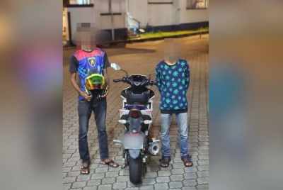 Dua lelaki yang ditahan polis kerana mengganggu dua wanita di Jalan Skudai-Pantai Lido, Johor Bahru.