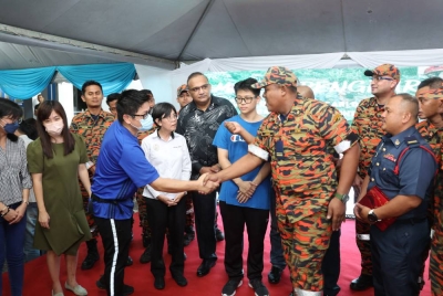 Beberapa anggota penyelamat beramah mesra bersama beberapa waris kejadian tanah runtuh pada Majlis Penghargaan Pasukan Operasi Mencari dan Menyelamat (SAR) tragedi tanah runtuh Batang Kali di Pejabat Cabang Hulu Selangor pada Jumaat. - Foto Bernama