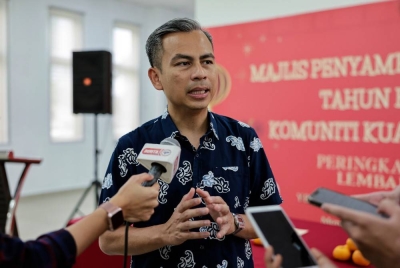 Fahmi ketika ditemui pemberita selepas majlis penyampaian sumbangan Tahun Baharu Cina Komuniti Kuala Lumpur peringkat Parlimen Lembah Pantai di Pantai Eco Park hari ini. - Foto Bernama
