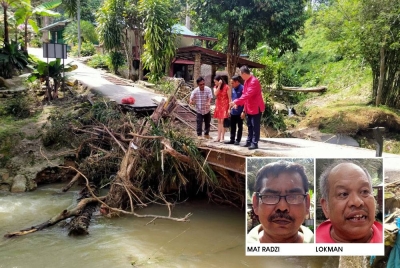 Mohd Azlan (dua dari kanan) bersama Zhemin (kanan) meninjau keadaan jambatan yang rosak teruk disebabkan banjir yang melanda kampung berkenaan.