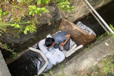 Langkah meletakkan oil boom di kawasan longkang berhampiran lokasi kebakaran kilang bagi mengelak kesan kebakaran merebak ke sungai Selangor.