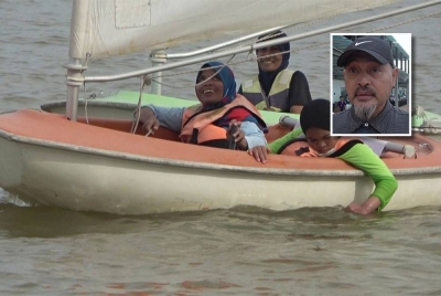 Program pembangunan sukan pelayaran atlet kurang upaya bagi kategori bot Hansaa Access 2.3 telah berlangsung sejak penghujung tahun 2021. Gambar kecil: Ibni Amin