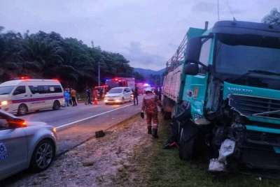 Keadaan di lokasi kemalangan melibatkan treler dan kereta jenis Perodua Myvi di Jalan Bentong-Raub dekat Lurah Bilut, Bentong pada Sabtu. - Foto ihsan PDRM